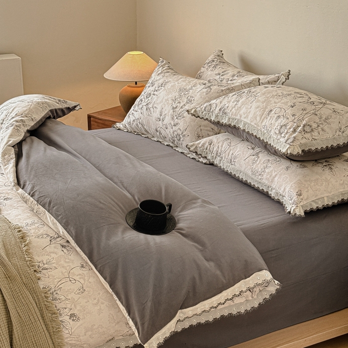 91家纺网 家纺一手货源 找家纺 舒慕家纺 2025新款全棉磨毛花边赫本风磨毛四件套（送高端包装） 花禧-灰