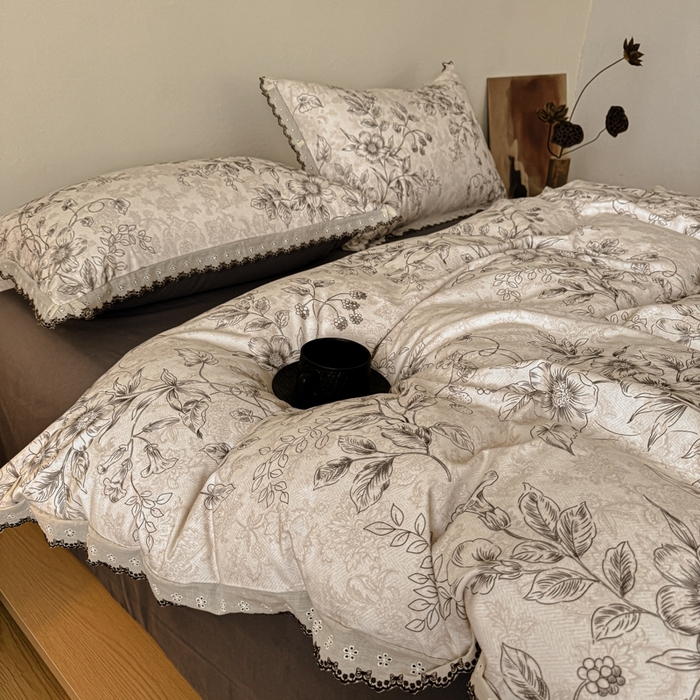 91家纺网 家纺一手货源 找家纺 舒慕家纺 2025新款全棉磨毛花边赫本风磨毛四件套（送高端包装） 花禧-灰