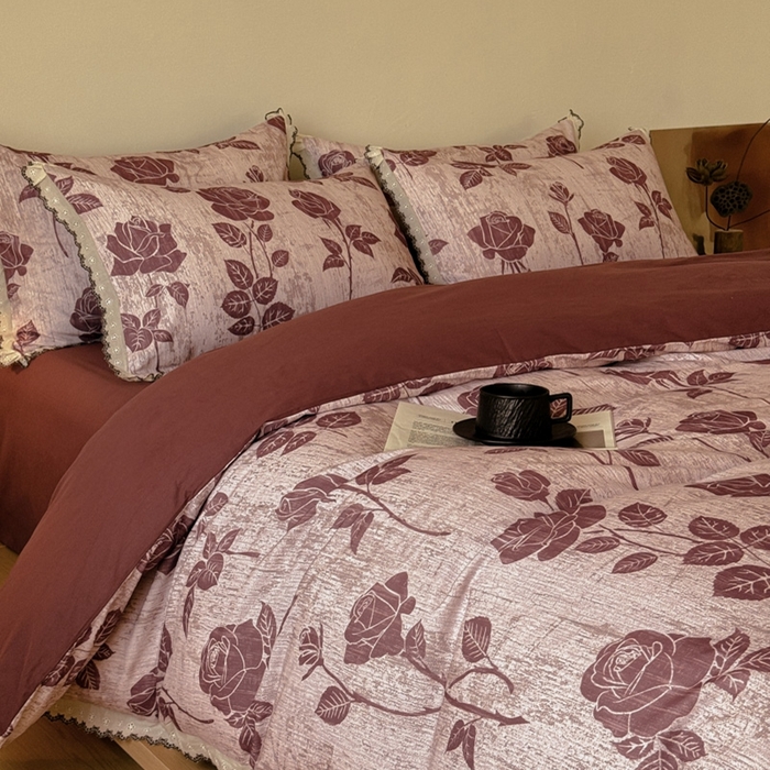 91家纺网 家纺一手货源 找家纺 舒慕家纺 2025新款全棉磨毛花边赫本风磨毛四件套（送高端包装） 岁月留声-红