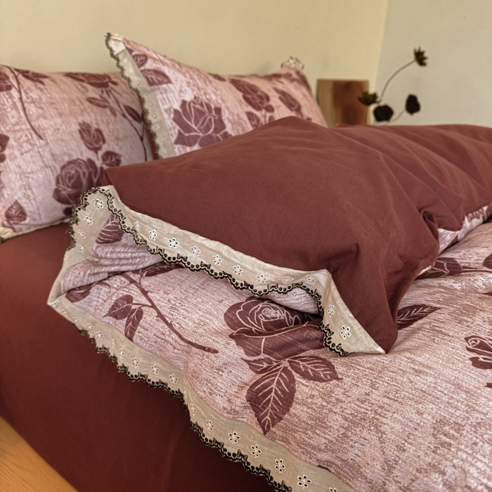 91家纺网 家纺一手货源 找家纺 舒慕家纺 2025新款全棉磨毛花边赫本风磨毛四件套（送高端包装） 岁月留声-红