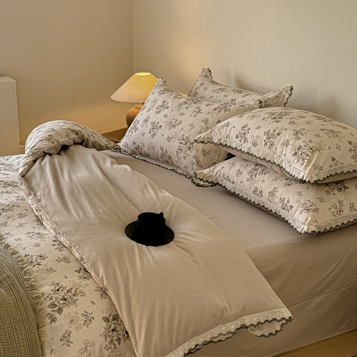 91家纺网 家纺一手货源 找家纺 舒慕家纺 2025新款全棉磨毛花边赫本风磨毛四件套（送高端包装） 雷雅 -米