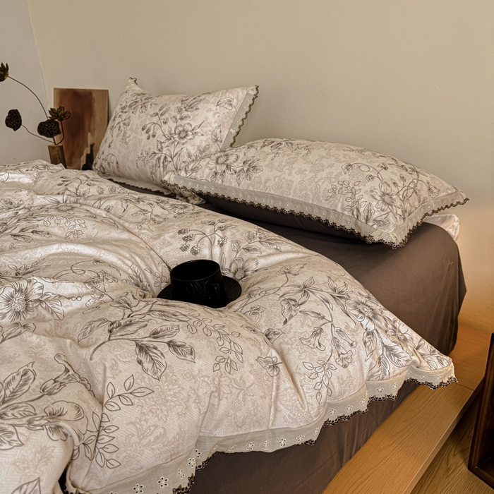 91家纺网 家纺一手货源 找家纺 舒慕家纺 2025新款全棉磨毛花边赫本风磨毛四件套（送高端包装） 花禧-灰