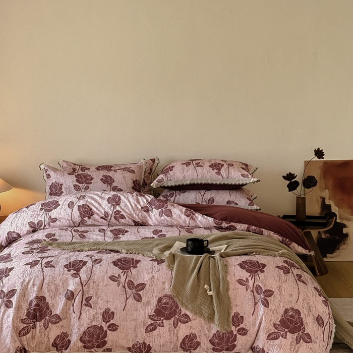 91家纺网 家纺一手货源 找家纺 舒慕家纺 2025新款全棉磨毛花边赫本风磨毛四件套（送高端包装） 岁月留声-红