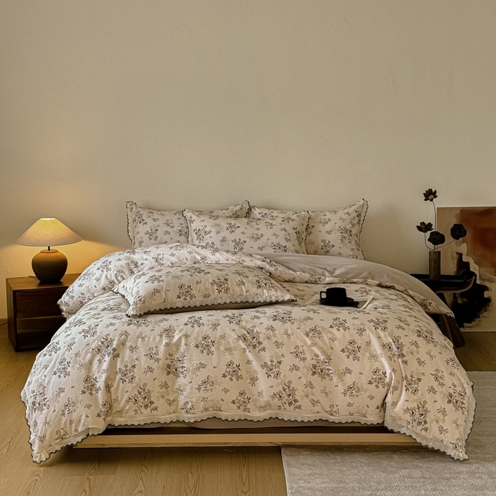 91家纺网 家纺一手货源 找家纺 舒慕家纺 2025新款全棉磨毛花边赫本风磨毛四件套（送高端包装） 雷雅 -米