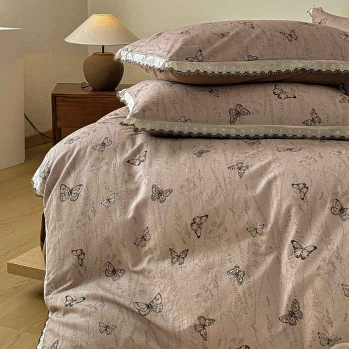 91家纺网 家纺一手货源 找家纺 舒慕家纺 2025新款全棉磨毛花边赫本风磨毛四件套（送高端包装） 梦蝶-咖