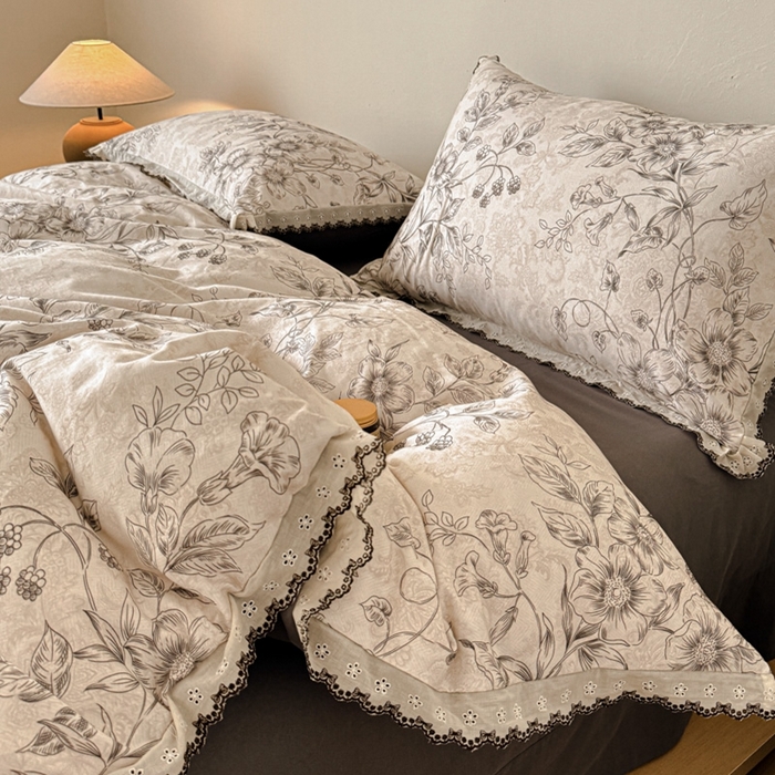 91家纺网 家纺一手货源 找家纺 舒慕家纺 2025新款全棉磨毛花边赫本风磨毛四件套（送高端包装） 花禧-灰