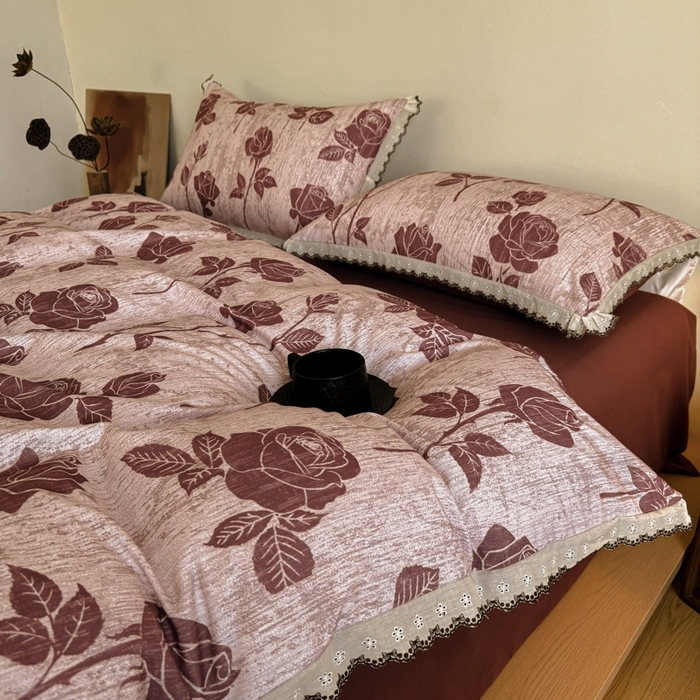 91家纺网 家纺一手货源 找家纺 舒慕家纺 2025新款全棉磨毛花边赫本风磨毛四件套（送高端包装） 岁月留声-红