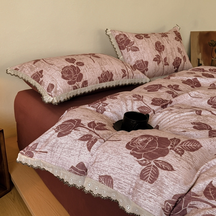 91家纺网 家纺一手货源 找家纺 舒慕家纺 2025新款全棉磨毛花边赫本风磨毛四件套（送高端包装） 岁月留声-红