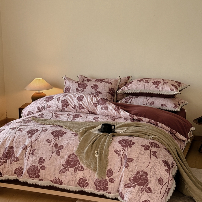 91家纺网 家纺一手货源 找家纺 舒慕家纺 2025新款全棉磨毛花边赫本风磨毛四件套（送高端包装） 岁月留声-红