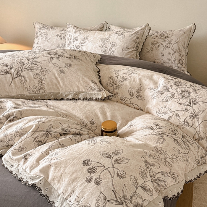 91家纺网 家纺一手货源 找家纺 舒慕家纺 2025新款全棉磨毛花边赫本风磨毛四件套（送高端包装） 花禧-灰