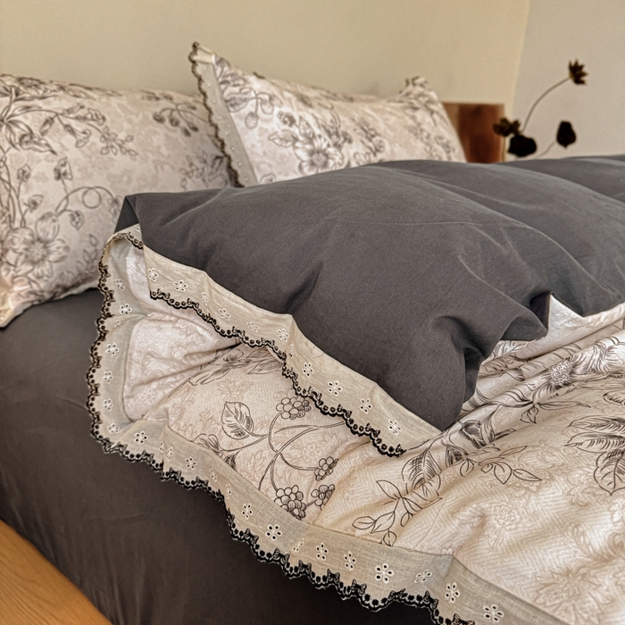 91家纺网 家纺一手货源 找家纺 舒慕家纺 2025新款全棉磨毛花边赫本风磨毛四件套（送高端包装） 花禧-灰