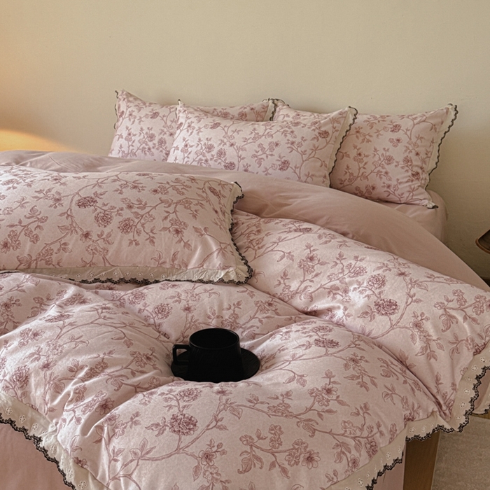 91家纺网 家纺一手货源 找家纺 舒慕家纺 2025新款全棉磨毛花边赫本风磨毛四件套（送高端包装） 花间柔光-粉