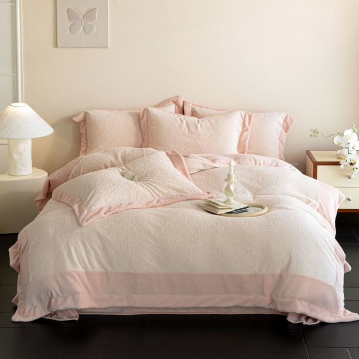 91家纺网 家纺一手货源 找家纺 云栖家居 2025秋冬新款消光立体雕花A类牛奶绒-暖意融融系列 浅浅玫瑰