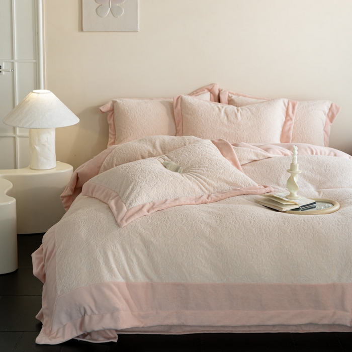 91家纺网 家纺一手货源 找家纺 云栖家居 2025秋冬新款消光立体雕花A类牛奶绒-暖意融融系列 浅浅玫瑰