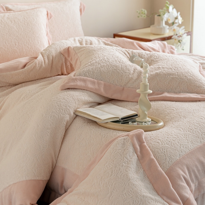 91家纺网 家纺一手货源 找家纺 云栖家居 2025秋冬新款消光立体雕花A类牛奶绒-暖意融融系列 浅浅玫瑰