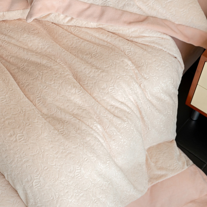 91家纺网 家纺一手货源 找家纺 云栖家居 2025秋冬新款消光立体雕花A类牛奶绒-暖意融融系列 浅浅玫瑰