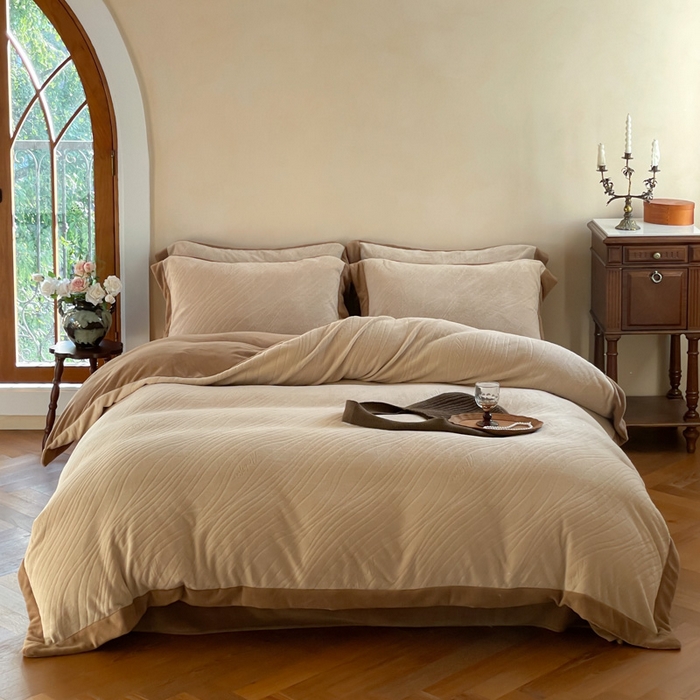 91家纺网 家纺一手货源 找家纺 云栖家居 2025秋冬新款消光立体雕花A类牛奶绒-暖意融融系列 晓野-咖