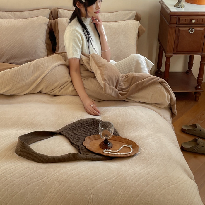 91家纺网 家纺一手货源 找家纺 云栖家居 2025秋冬新款消光立体雕花A类牛奶绒-暖意融融系列 晓野-咖