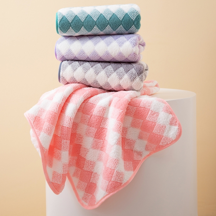 91家纺网 家纺一手货源 找家纺 彩虹毛巾 加厚珊瑚绒毛巾浴巾套装三色格珊瑚绒吸水干发巾跨境外贸毛巾浴巾两件套女生洗澡毛浴巾方巾毛巾浴巾三件套 70*140cm浴巾-绿白2条装 均码