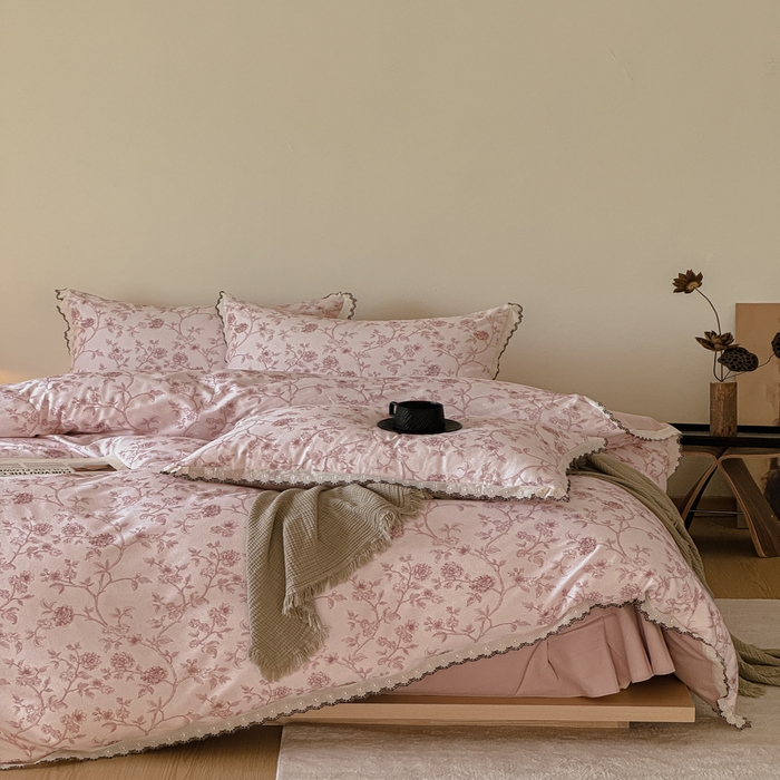 91家纺网 家纺一手货源 找家纺 舒慕家纺 2025新款全棉磨毛花边赫本风磨毛四件套（送高端包装） 花间柔光-粉