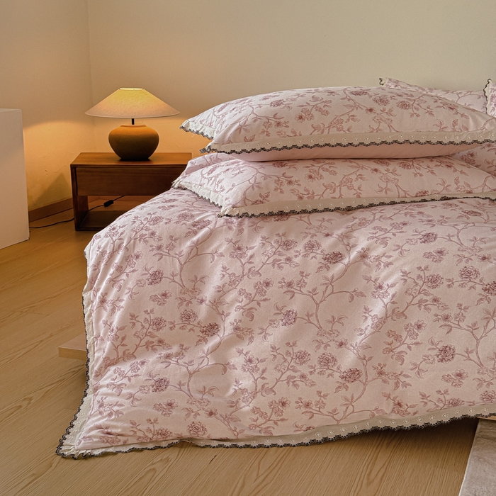 91家纺网 家纺一手货源 找家纺 舒慕家纺 2025新款全棉磨毛花边赫本风磨毛四件套（送高端包装） 花间柔光-粉