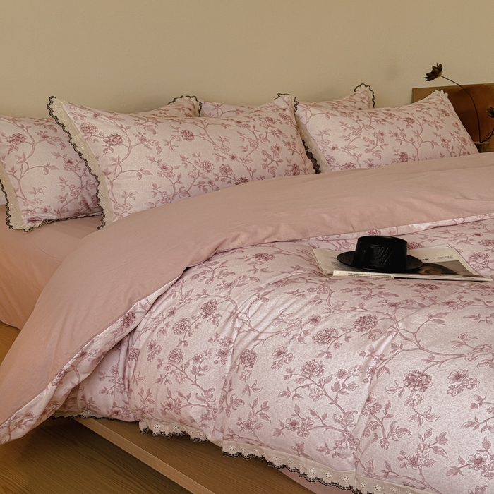 91家纺网 家纺一手货源 找家纺 舒慕家纺 2025新款全棉磨毛花边赫本风磨毛四件套（送高端包装） 花间柔光-粉