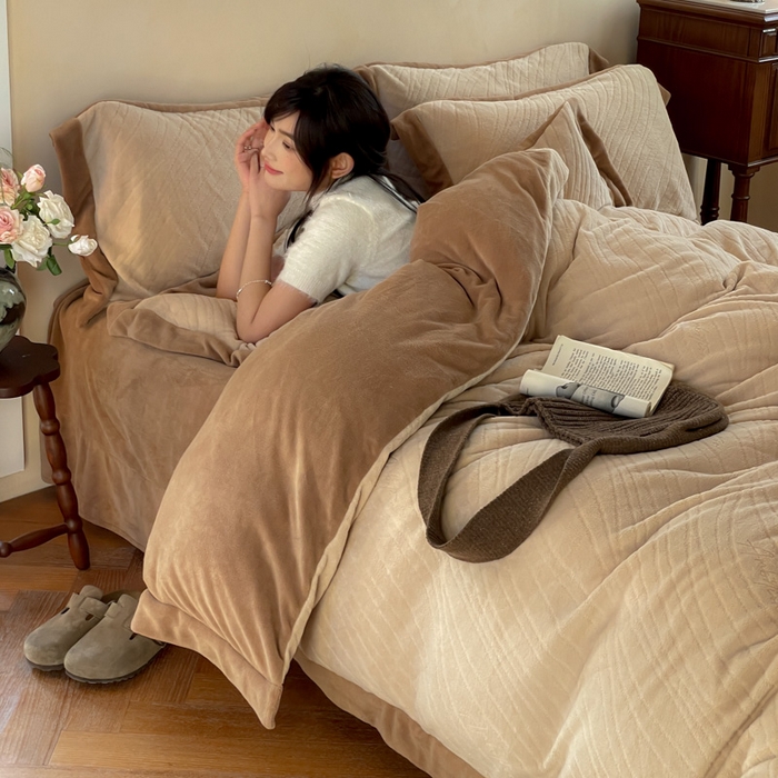 91家纺网 家纺一手货源 找家纺 云栖家居 2025秋冬新款消光立体雕花A类牛奶绒-暖意融融系列 晓野-咖