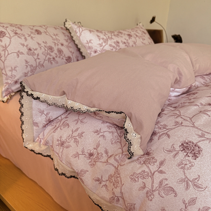 91家纺网 家纺一手货源 找家纺 舒慕家纺 2025新款全棉磨毛花边赫本风磨毛四件套（送高端包装） 花间柔光-粉