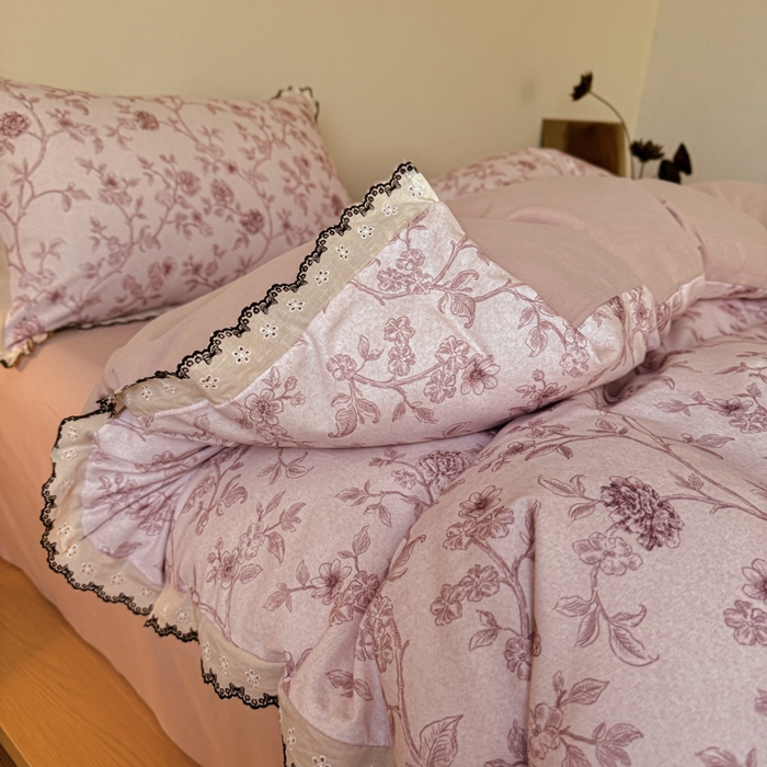 91家纺网 家纺一手货源 找家纺 舒慕家纺 2025新款全棉磨毛花边赫本风磨毛四件套（送高端包装） 花间柔光-粉