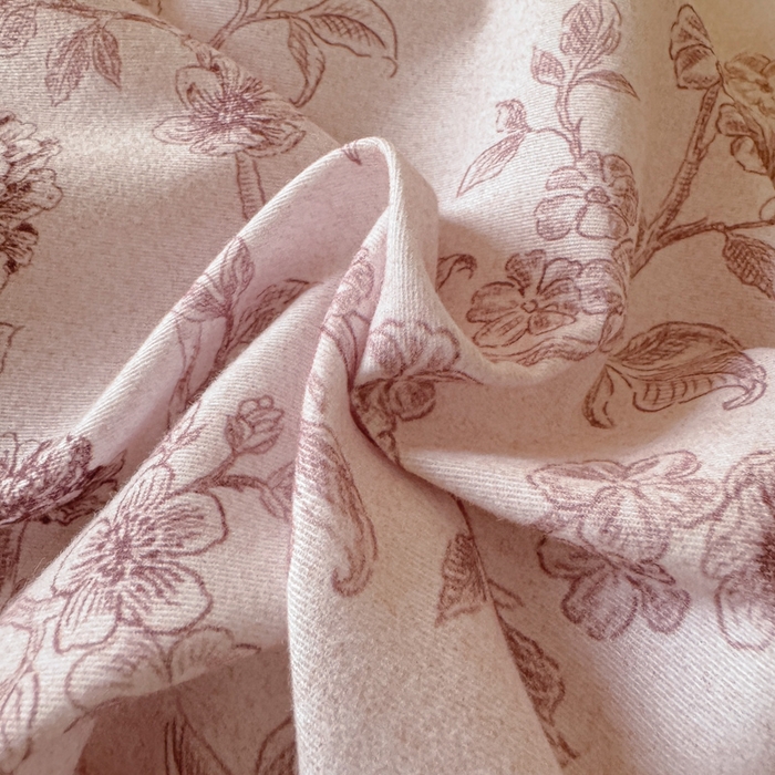 91家纺网 家纺一手货源 找家纺 舒慕家纺 2025新款全棉磨毛花边赫本风磨毛四件套（送高端包装） 花间柔光-粉