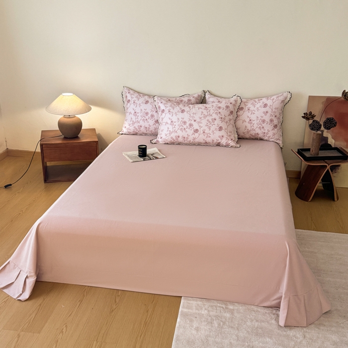 91家纺网 家纺一手货源 找家纺 舒慕家纺 2025新款全棉磨毛花边赫本风磨毛四件套（送高端包装） 花间柔光-粉