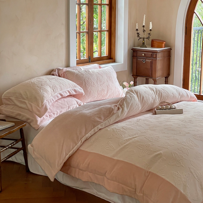 91家纺网 家纺一手货源 找家纺 云栖家居 2025秋冬新款消光立体雕花A类牛奶绒-暖意融融系列 蝶乐-粉