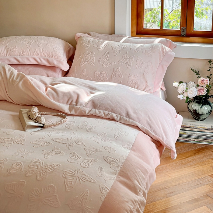 91家纺网 家纺一手货源 找家纺 云栖家居 2025秋冬新款消光立体雕花A类牛奶绒-暖意融融系列 蝶乐-粉