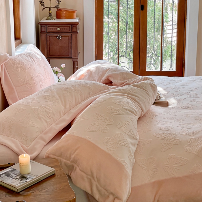 91家纺网 家纺一手货源 找家纺 云栖家居 2025秋冬新款消光立体雕花A类牛奶绒-暖意融融系列 蝶乐-粉