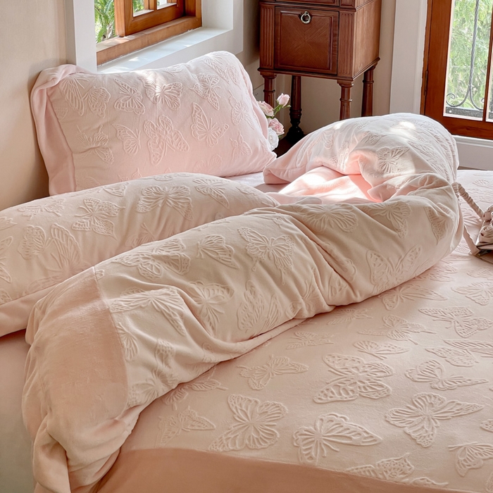 91家纺网 家纺一手货源 找家纺 云栖家居 2025秋冬新款消光立体雕花A类牛奶绒-暖意融融系列 蝶乐-粉