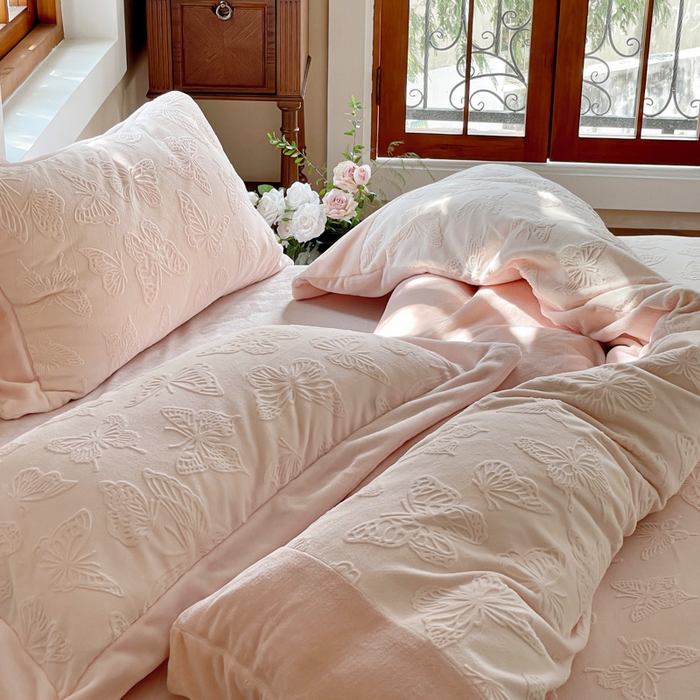 91家纺网 家纺一手货源 找家纺 云栖家居 2025秋冬新款消光立体雕花A类牛奶绒-暖意融融系列 蝶乐-粉