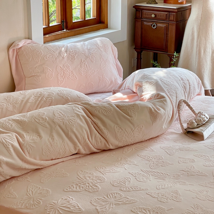 91家纺网 家纺一手货源 找家纺 云栖家居 2025秋冬新款消光立体雕花A类牛奶绒-暖意融融系列 蝶乐-粉