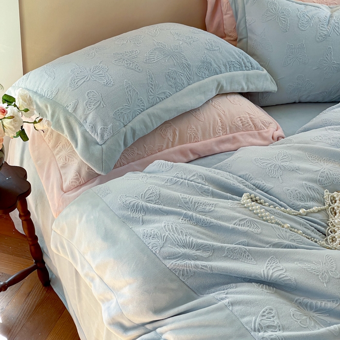 91家纺网 家纺一手货源 找家纺 云栖家居 2025秋冬新款消光立体雕花A类牛奶绒-暖意融融系列 蝶乐-蓝