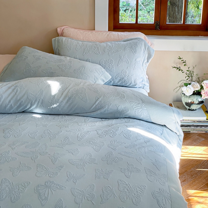 91家纺网 家纺一手货源 找家纺 云栖家居 2025秋冬新款消光立体雕花A类牛奶绒-暖意融融系列 蝶乐-蓝