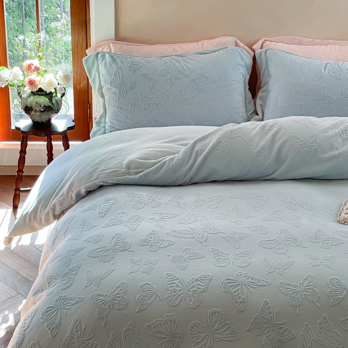 91家纺网 家纺一手货源 找家纺 云栖家居 2025秋冬新款消光立体雕花A类牛奶绒-暖意融融系列 蝶乐-蓝