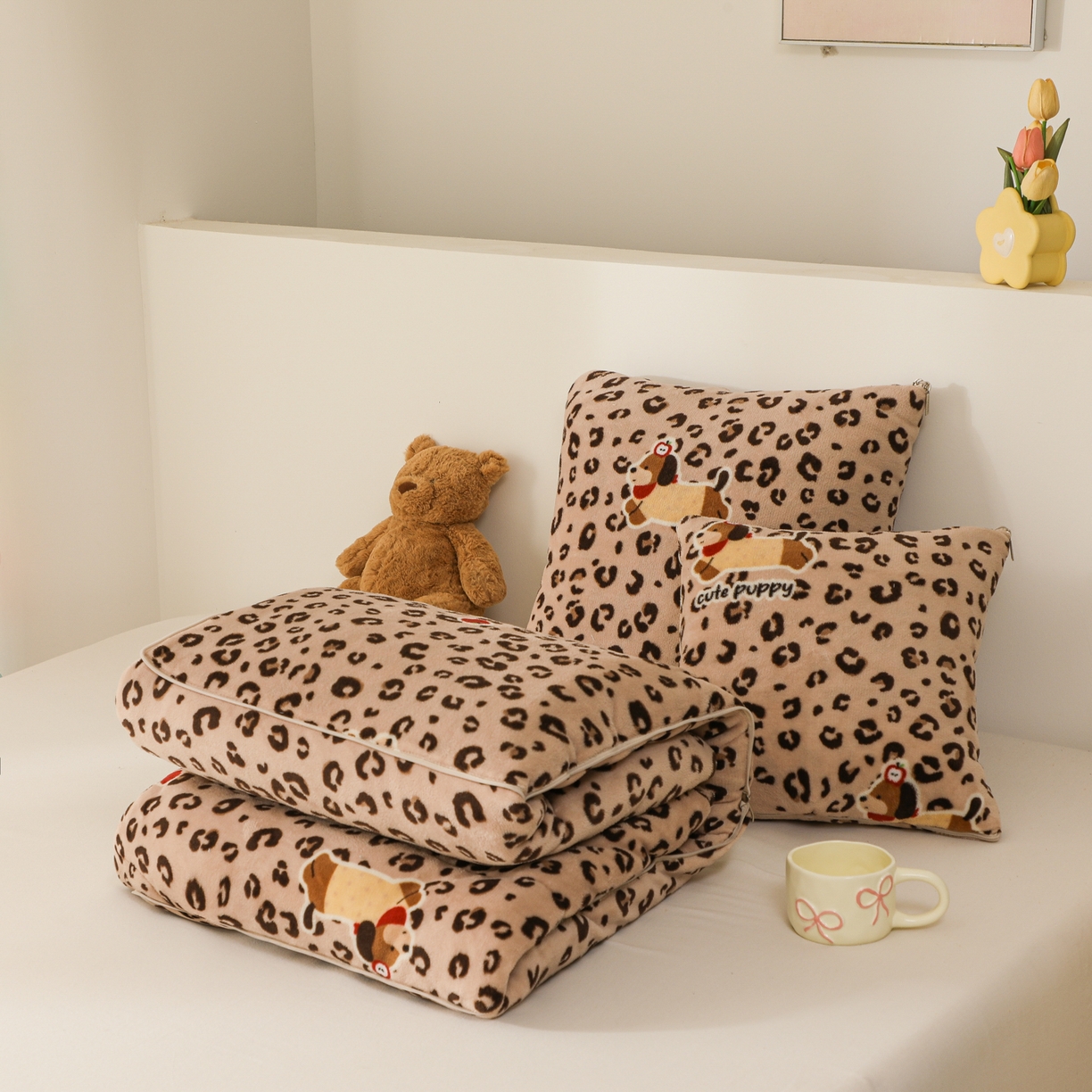 91家纺网 家纺一手货源 找家纺 番茄+ 2025新款牛奶绒卡通印花抱枕被 豹点狗