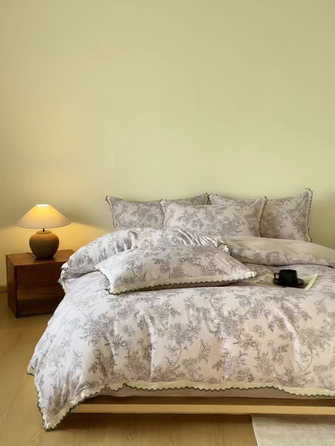 91家纺网 家纺一手货源 找家纺 舒慕家纺 2025新款全棉磨毛花边赫本风磨毛四件套（送高端包装） 花眠-咖