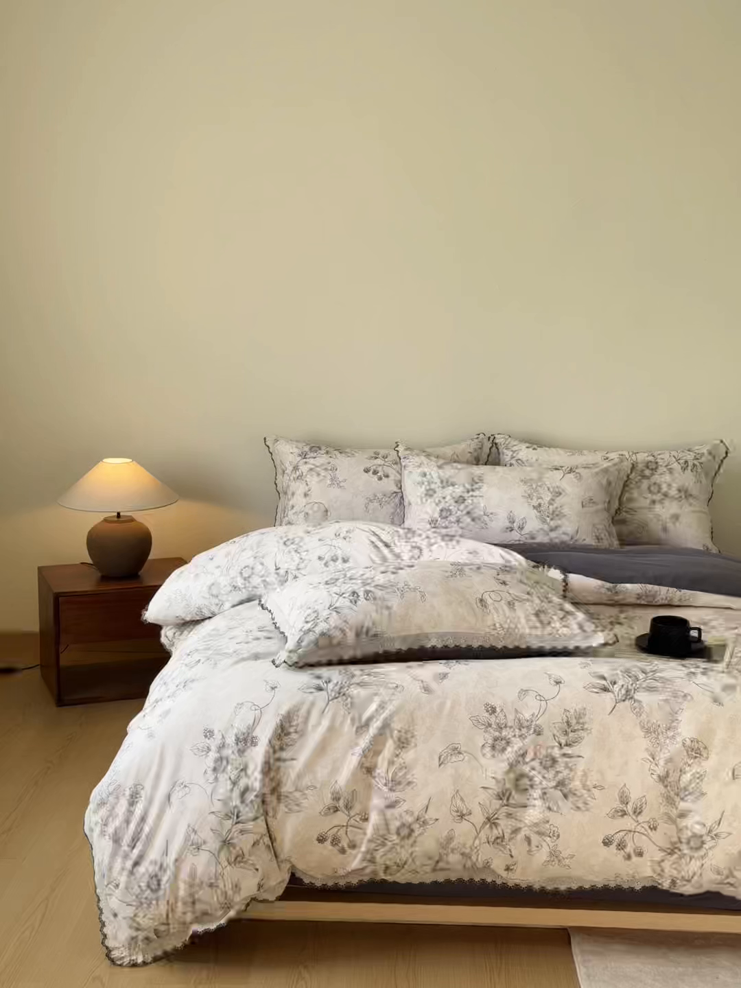 91家纺网 家纺一手货源 找家纺 舒慕家纺 2025新款全棉磨毛花边赫本风磨毛四件套（送高端包装） 花禧-灰