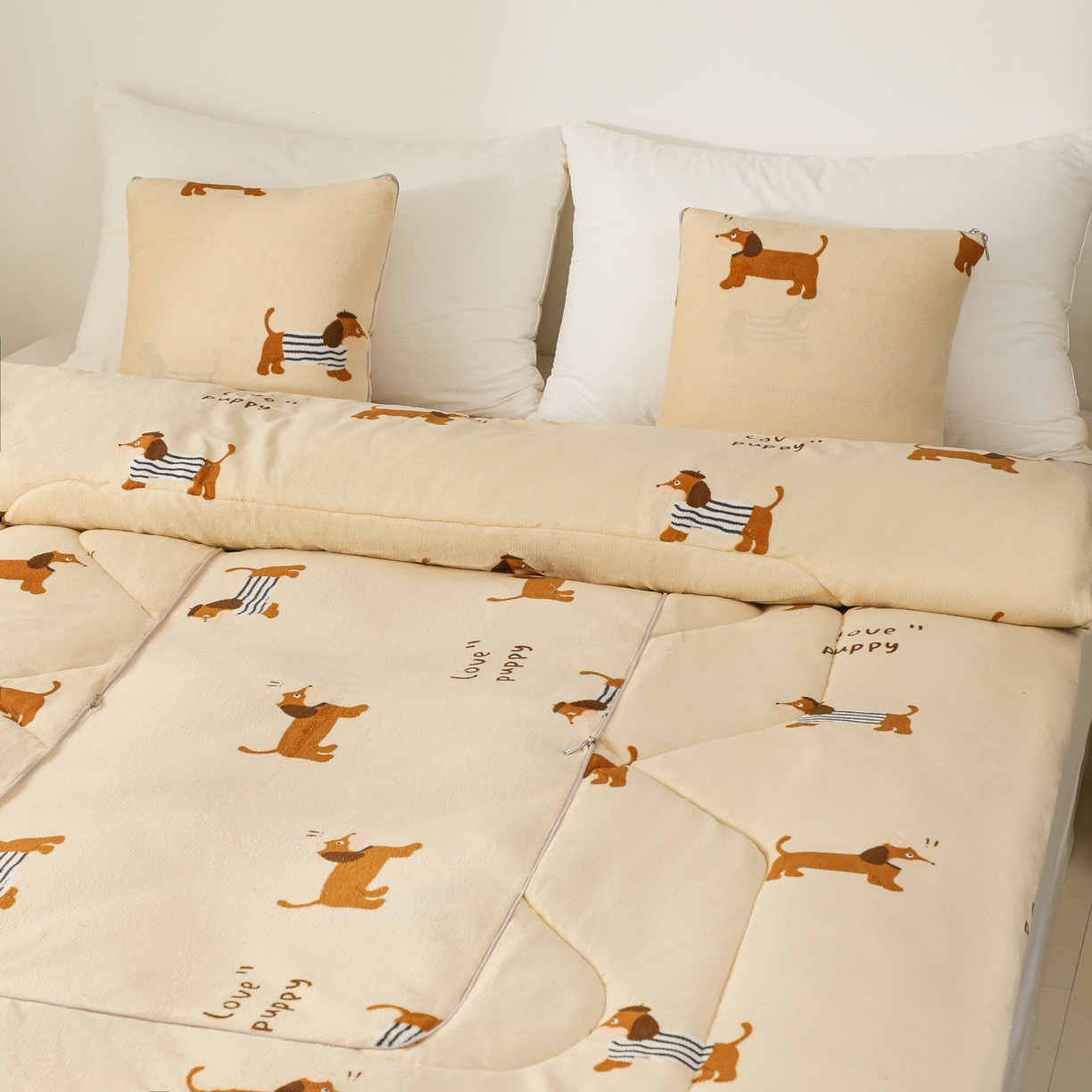 91家纺网 家纺一手货源 找家纺 番茄+ 2025新款牛奶绒卡通印花抱枕被 腊肠小狗