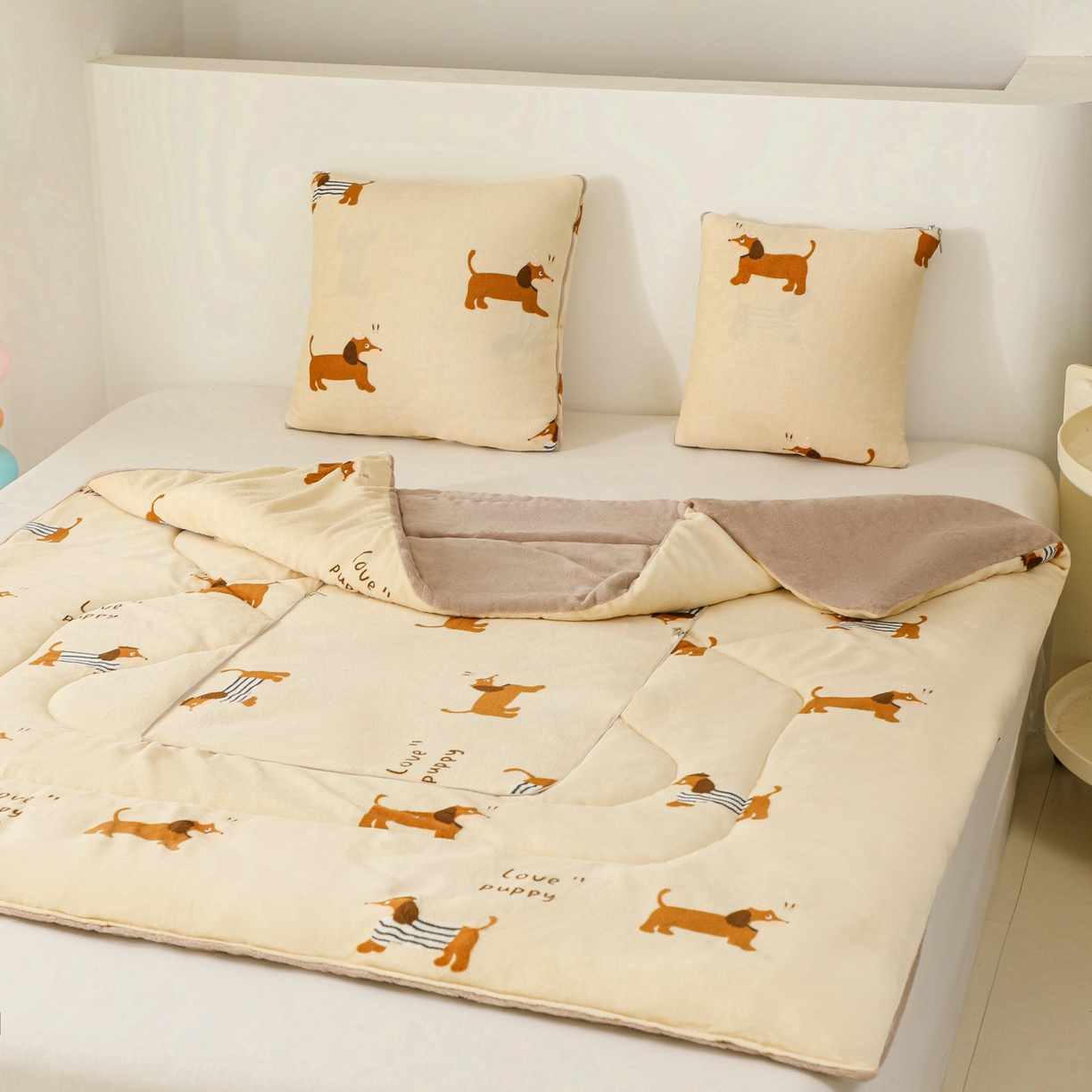 91家纺网 家纺一手货源 找家纺 番茄+ 2025新款牛奶绒卡通印花抱枕被 腊肠小狗