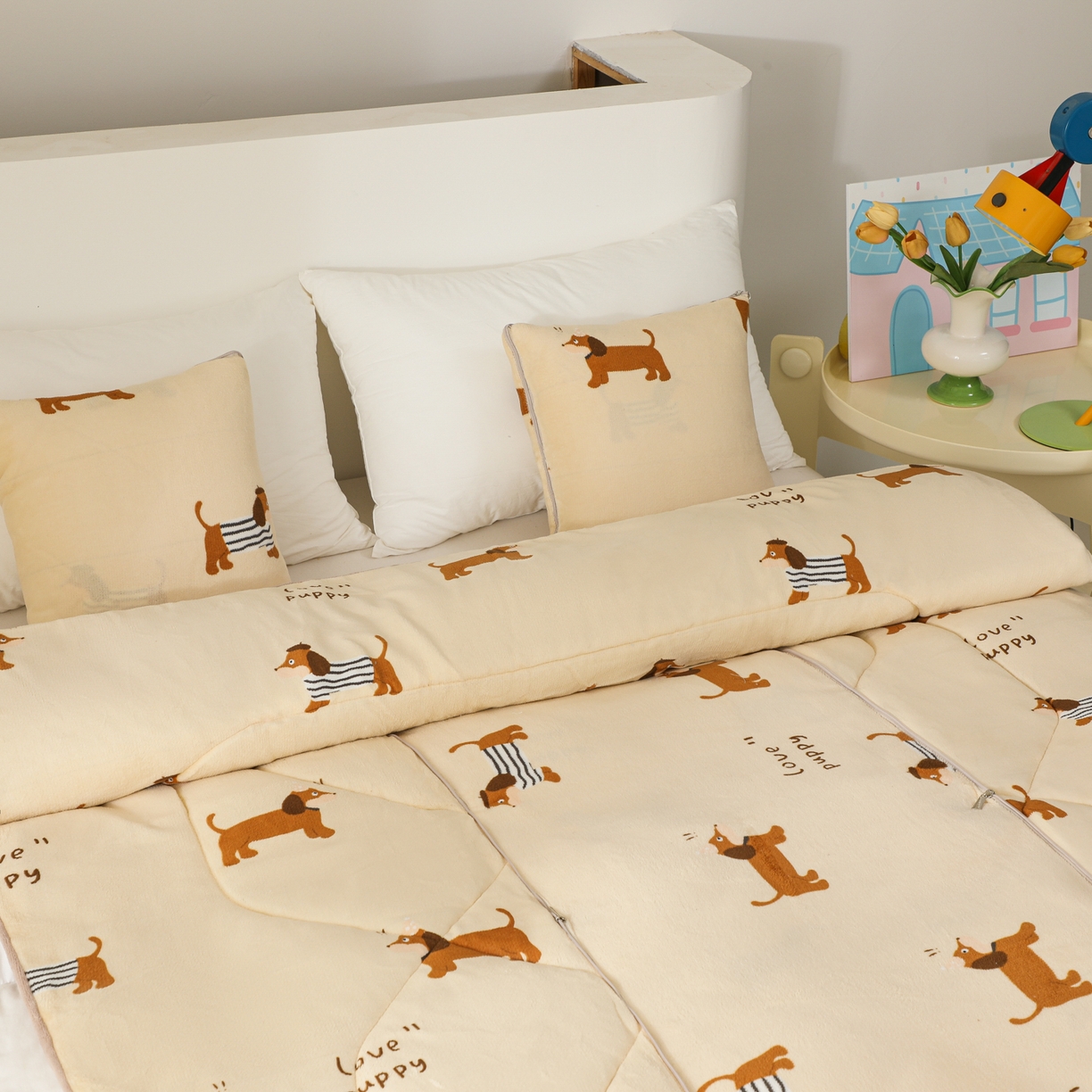 91家纺网 家纺一手货源 找家纺 番茄+ 2025新款牛奶绒卡通印花抱枕被 腊肠小狗