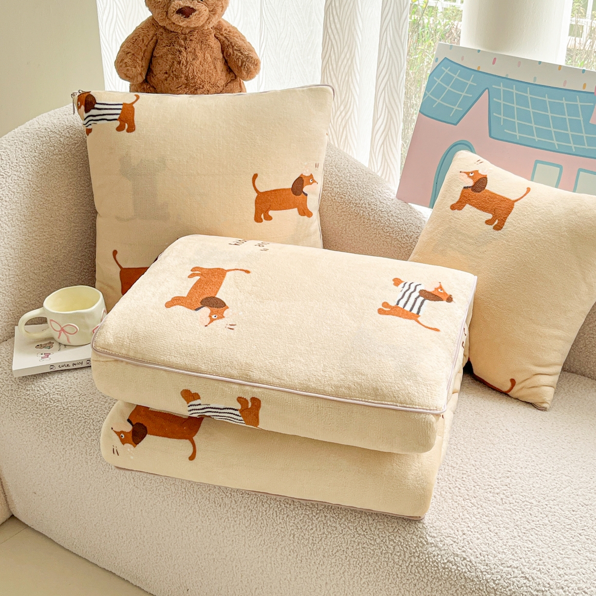 91家纺网 家纺一手货源 找家纺 番茄+ 2025新款牛奶绒卡通印花抱枕被 腊肠小狗