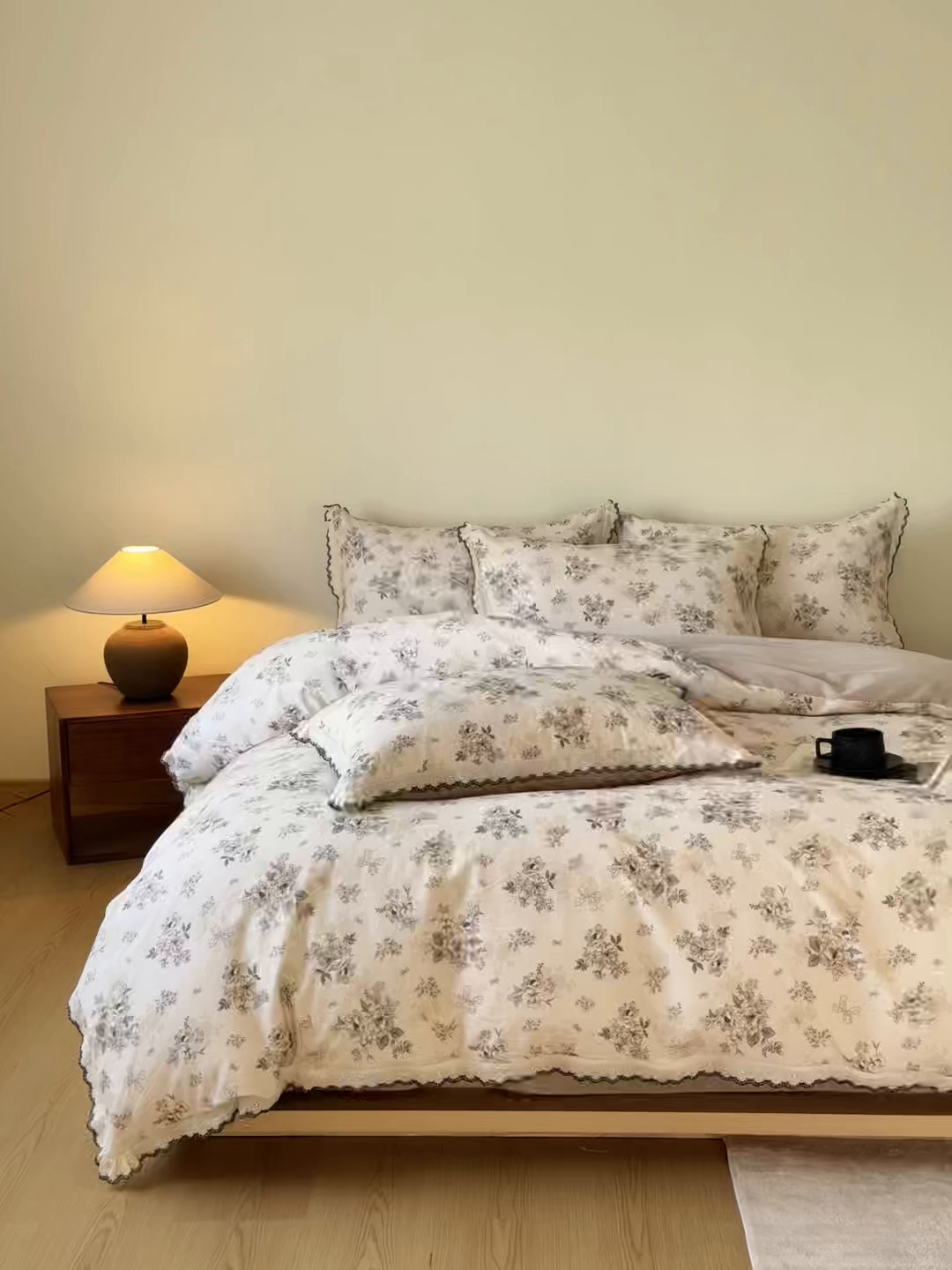 91家纺网 家纺一手货源 找家纺 舒慕家纺 2025新款全棉磨毛花边赫本风磨毛四件套（送高端包装） 雷雅 -米