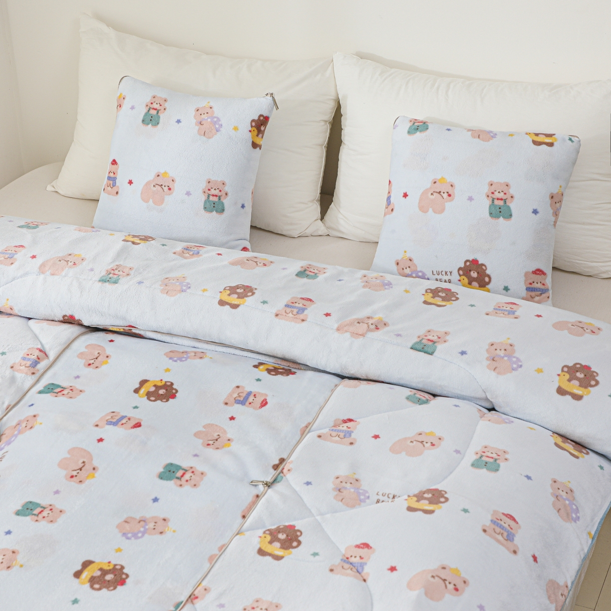 91家纺网 家纺一手货源 找家纺 番茄+ 2025新款牛奶绒卡通印花抱枕被 小熊饼干