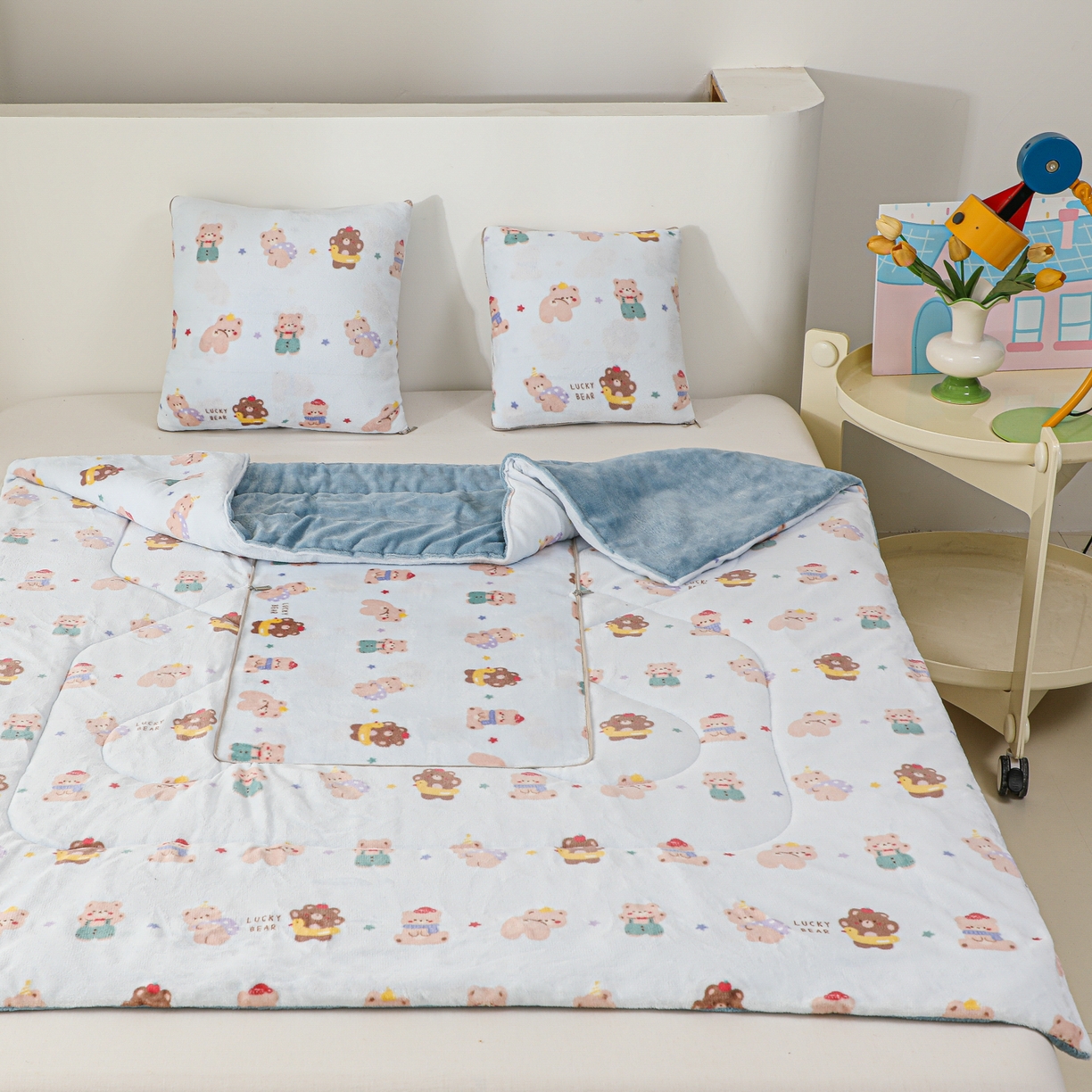 91家纺网 家纺一手货源 找家纺 番茄+ 2025新款牛奶绒卡通印花抱枕被 小熊饼干